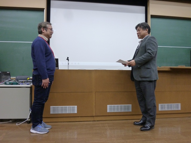 桑原教授（右）から橋本助教へ贈呈