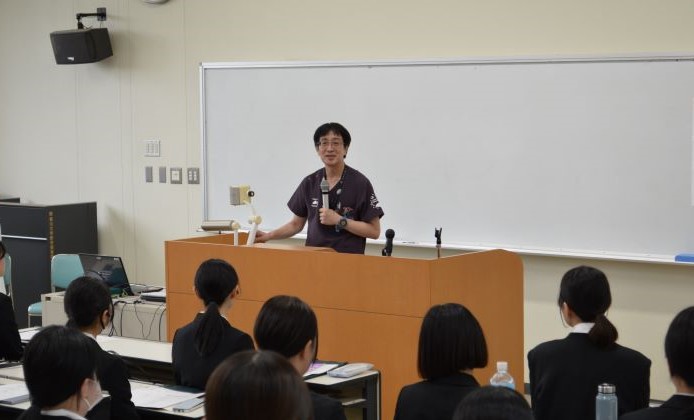 【開始式の様子１（医学部長挨拶）】